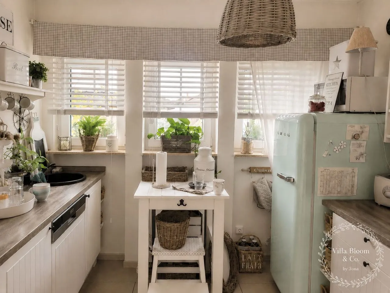 Küche mit SMEG Kühlschrank in Mint
