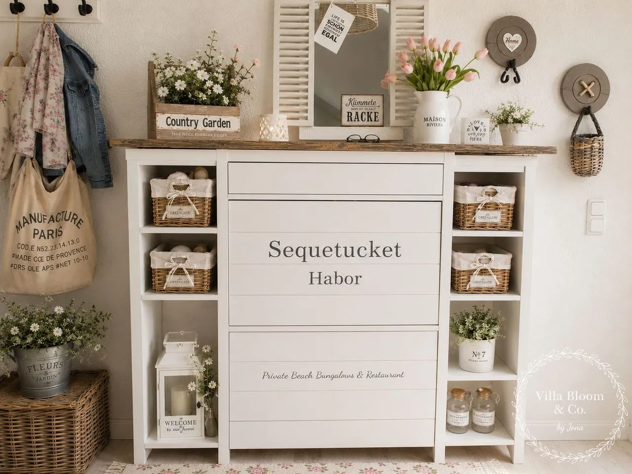 Flur mit weißem Schrank, Sequetucket-Habor-Beschriftung, Tulpen und GreenGate-Körbchen