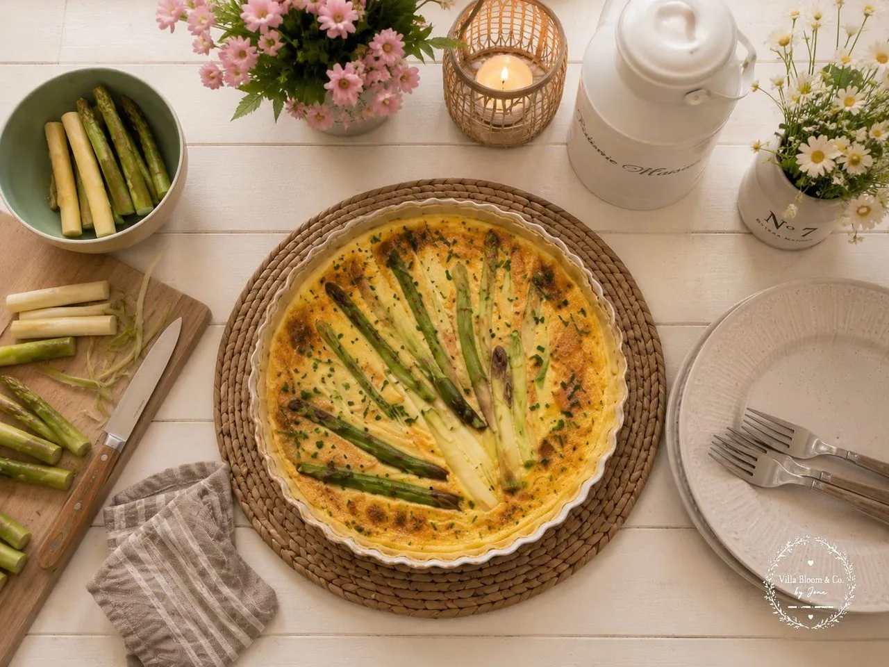 Spargel-Quiche von oben mit fächerförmig angeordnetem Spargel und Schnittlauch