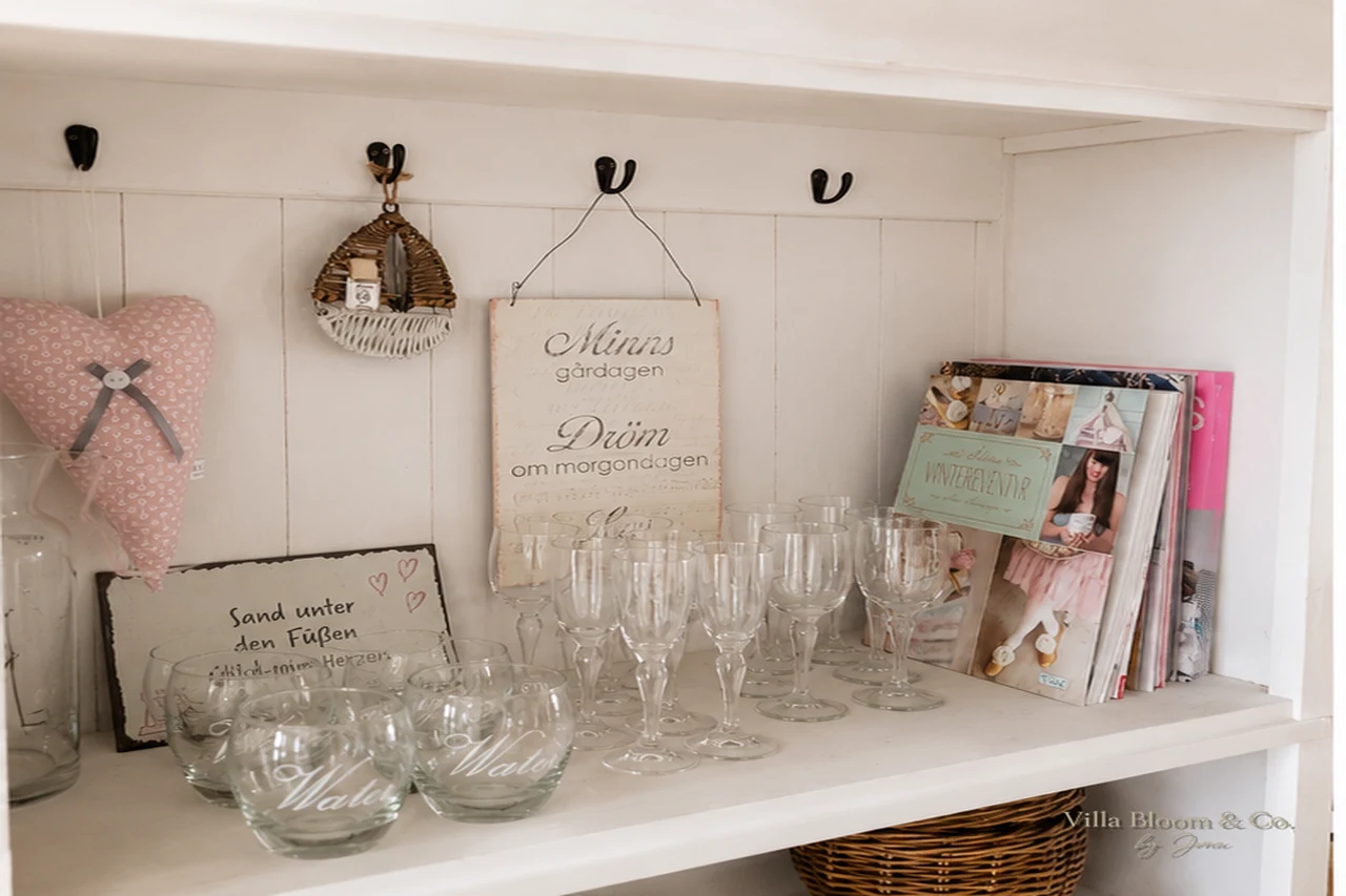 Gravierte Wassergläser mit Aufschrift Water und Sektgläser im Buffetschrank-Regal