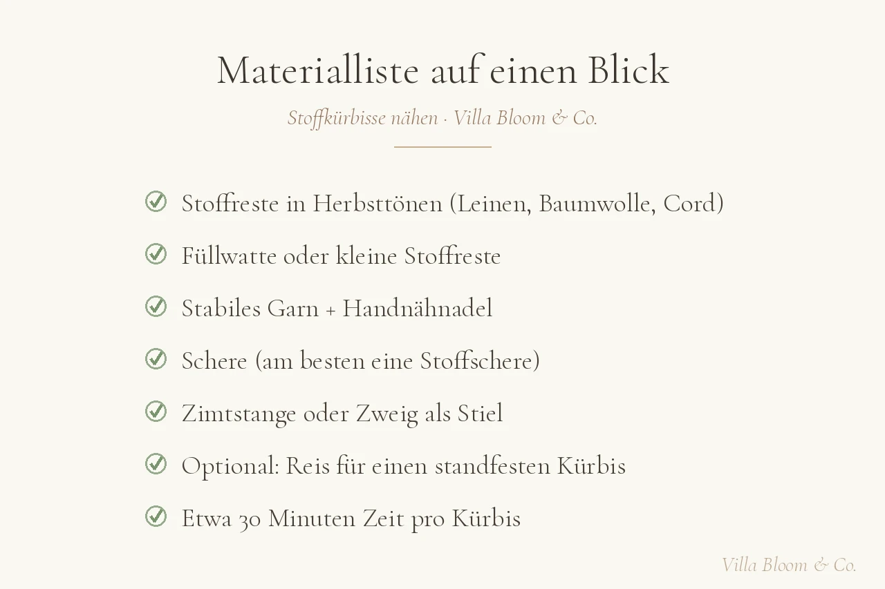 Materialliste Stoffkürbisse nähen – Stoff, Füllwatte, Garn, Schere und Zimtstange
